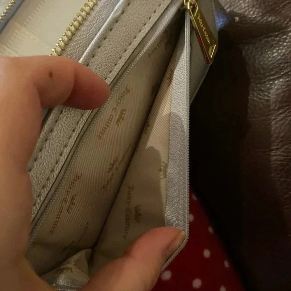 JUICY COUTURE SILVER CROSSBODY WALLET WITH PEARLS - Picture 8 of 9